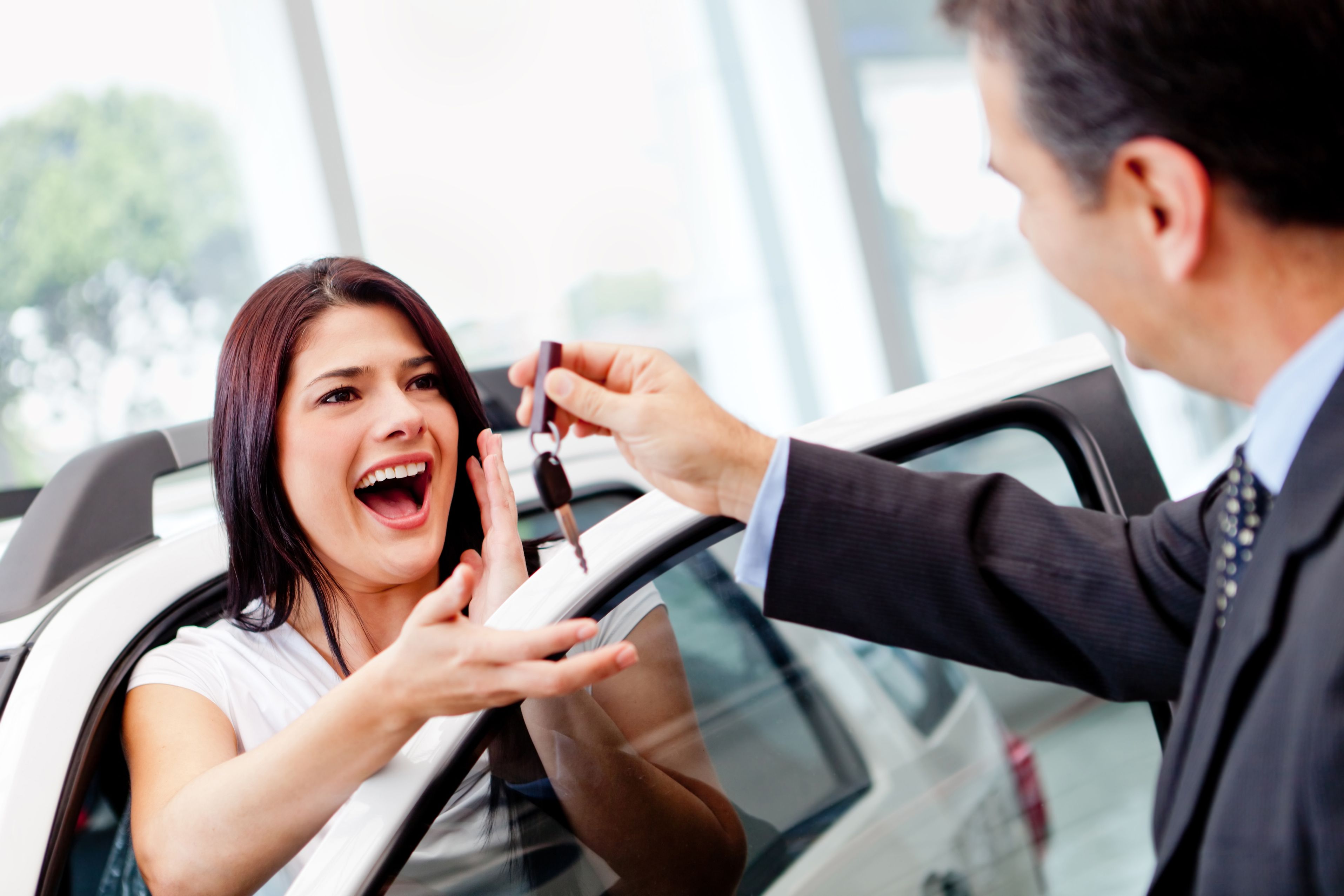 An automobile specialist deals with. Машина в автокредит. Покупатель автомобиля. Машина в лизинг. Автокредит в салоне.